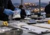 ΕΛ.ΑΣ.: Δύο συλλήψεις για διακίνηση ναρκωτικών σε Ομόνοια και Μεταξουργείο Αστυνομικοί εξετάζουν κατασχεμένα πειστήρια και ηλεκτρονική ζυγαριά σε χώρο ερευνών