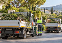 Φιλοθέη–Ψυχικό: Δύο ευέλικτα οχήματα για κλαδέματα και ογκώδη Δύο μικρά ανατρεπόμενα οχήματα καθαριότητας με κλαδιά σε καταπράσινο δρόμο προαστίου