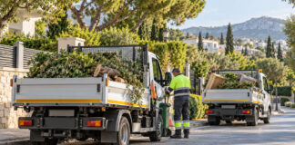 Φιλοθέη–Ψυχικό: Δύο ευέλικτα οχήματα για κλαδέματα και ογκώδη Δύο μικρά ανατρεπόμενα οχήματα καθαριότητας με κλαδιά σε καταπράσινο δρόμο προαστίου
