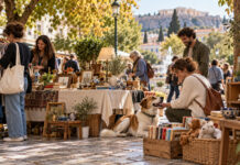 Ψυχικό: Φιλοζωικό bazaar για τα αδέσποτα στην Α΄ Πλατεία Υπαίθριο φιλανθρωπικό bazaar με ρούχα, βιβλία, κεραμικά και έναν σκύλο σε πλατεία