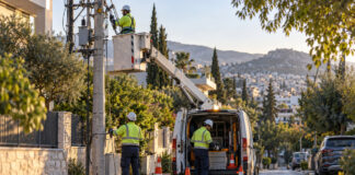 Γαλάτσι: Διακοπή ρεύματος στις οδούς Ιπποκράτους και Πυθαγόρα τη Δευτέρα Συνεργείο ηλεκτροδότησης εργάζεται σε στύλο δικτύου σε κατοικημένο δρόμο
