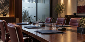 Γαλάτσι: Έξι θέματα στη Δημοτική Επιτροπή της 20ής Οκτωβρίου Αίθουσα δημοτικής επιτροπής με τραπέζι, φακέλους και μικρόφωνα πριν από συνεδρίαση