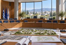Γαλάτσι: Έκτακτη συνεδρίαση για πράσινο και παιδικούς σταθμούς Σύγχρονη αίθουσα δημοτικού συμβουλίου με μικρό πολεοδομικό πρόπλασμα και σχέδια αστικού πρασίνου