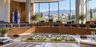 Γαλάτσι: Έκτακτη συνεδρίαση για πράσινο και παιδικούς σταθμούς Σύγχρονη αίθουσα δημοτικού συμβουλίου με μικρό πολεοδομικό πρόπλασμα και σχέδια αστικού πρασίνου