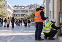 Γκράβα: Προληπτική εκκένωση σχολείων μετά από αναφορά οσμής Τεχνικοί πραγματοποιούν έλεγχο με φορητό ανιχνευτή σε σχολικό συγκρότημα μετά από προληπτική εκκένωση