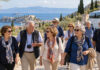 Γαλάτσι: Τρεις εκδρομές για 350 μέλη των ΚΑΠΗ Παρέα μεγαλύτερων σε ηλικία εκδρομέων περπατά σε μεσογειακό προορισμό με θέα τη θάλασσα