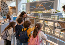 Γαλάτσι: Οι μαθητές γνωρίζουν από μέσα τη Γραμμή 4 Μαθητές εξερευνούν διαδραστικό μοντέλο σταθμού και σηράγγων του Μετρό