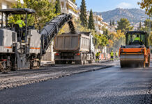 Ηράκλειο Αττικής: Νέος γύρος ασφαλτοστρώσεων από τη Γ. Παπανδρέου Συνεργεία ασφαλτόστρωσης με φρέζα και οδοστρωτήρα σε αστικό δρόμο