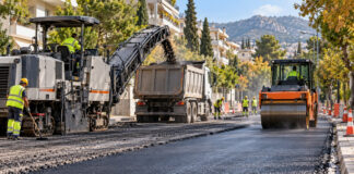 Ηράκλειο Αττικής: Νέος γύρος ασφαλτοστρώσεων από τη Γ. Παπανδρέου Συνεργεία ασφαλτόστρωσης με φρέζα και οδοστρωτήρα σε αστικό δρόμο