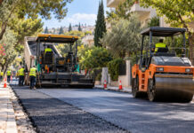 Ηράκλειο Αττικής: Ασφαλτοστρώσεις σε τέσσερις δρόμους της Καναπίτσας Εργασίες ασφαλτόστρωσης με οδοστρωτήρα σε κατοικημένο δρόμο
