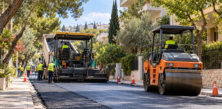 Ηράκλειο Αττικής: Ασφαλτοστρώσεις σε τέσσερις δρόμους της Καναπίτσας Εργασίες ασφαλτόστρωσης με οδοστρωτήρα σε κατοικημένο δρόμο