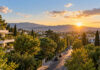Καιρός στην Αττική: Ηλιοφάνεια έως 21°C και λίγες νεφώσεις Ηλιόλουστο φθινοπωρινό πρωινό σε δεντροφυτεμένη γειτονιά των βορείων προαστίων
