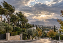 Καιρός στην Αττική 2/10: Βοριάδες έως 6 μποφόρ και 16–20°C στα βόρεια Ανεμοδαρμένα δέντρα κάτω από νεφώσεις στα βόρεια προάστια της Αττικής