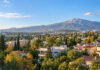 Καιρός στην Αττική 5/10: Ηλιοφάνεια και έως 24°C στα βόρεια Ηλιόλουστη φθινοπωρινή θέα των πράσινων βορείων προαστίων της Αττικής με την Πεντέλη στο βάθος