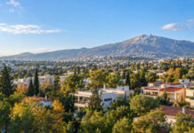 Καιρός στην Αττική 5/10: Ηλιοφάνεια και έως 24°C στα βόρεια Ηλιόλουστη φθινοπωρινή θέα των πράσινων βορείων προαστίων της Αττικής με την Πεντέλη στο βάθος