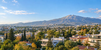 Καιρός στην Αττική 5/10: Ηλιοφάνεια και έως 24°C στα βόρεια Ηλιόλουστη φθινοπωρινή θέα των πράσινων βορείων προαστίων της Αττικής με την Πεντέλη στο βάθος