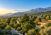 Καιρός στην Αττική 6/10: Ηλιοφάνεια και έως 26°C Ηλιόλουστο φθινοπωρινό πρωινό σε πράσινη περιοχή των βορείων προαστίων με λόφους στο βάθος