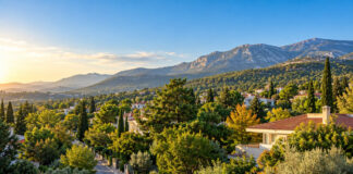 Καιρός στην Αττική 6/10: Ηλιοφάνεια και έως 26°C Ηλιόλουστο φθινοπωρινό πρωινό σε πράσινη περιοχή των βορείων προαστίων με λόφους στο βάθος