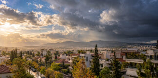 Καιρός στην Αττική: Έως 26°C και πιθανές καταιγίδες από το μεσημέρι Μεταβαλλόμενος ουρανός με ήλιο και πυκνά σύννεφα πάνω από τα βόρεια προάστια της Αθήνας