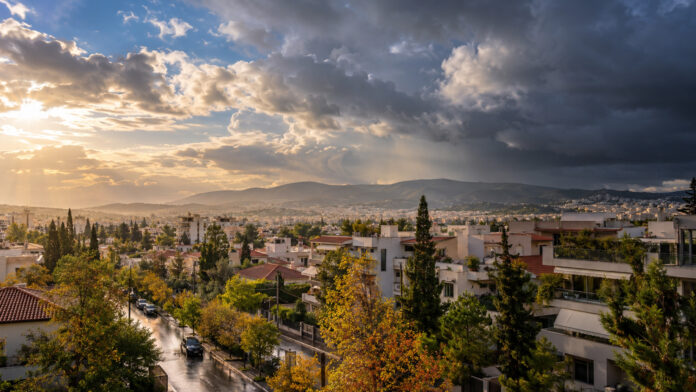 Μεταβαλλόμενος ουρανός με ήλιο και πυκνά σύννεφα πάνω από τα βόρεια προάστια της Αθήνας