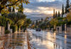 Καιρός στην Αττική: Ψυχρό πρωινό και σταδιακή βελτίωση Συννεφιασμένο φθινοπωρινό πρωινό με βρεγμένο δρόμο και πράσινο στα βόρεια προάστια