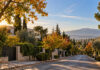 Καιρός στην Αττική: Ηλιοφάνεια και έως 23°C τη Δευτέρα Ηλιόλουστο φθινοπωρινό πρωινό σε δεντροφυτεμένη γειτονιά των βορείων προαστίων της Αττικής