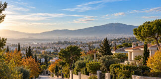 Καιρός στην Αττική: Ηλιοφάνεια και έως 23°C την Τρίτη Ηλιόλουστο φθινοπωρινό πρωινό σε καταπράσινη γειτονιά των βορείων προαστίων με την Πάρνηθα στο βάθος