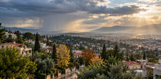 Καιρός στην Αττική: Τοπικές βροχές και έως 25°C Φθινοπωρινός ουρανός με τοπική βροχή και ανοίγματα πάνω από τα βόρεια προάστια της Αττικής
