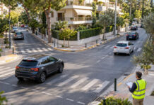 Κάτω Πεύκη: Νέα προθεσμία για τις κυκλοφοριακές παρεμβάσεις Δενδροφυτεμένη διασταύρωση στην Κάτω Πεύκη με οχήματα και έλεγχο κυκλοφοριακού σχεδιασμού