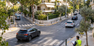 Κάτω Πεύκη: Νέα προθεσμία για τις κυκλοφοριακές παρεμβάσεις Δενδροφυτεμένη διασταύρωση στην Κάτω Πεύκη με οχήματα και έλεγχο κυκλοφοριακού σχεδιασμού
