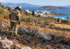 Κέα: Σύλληψη και πρόστιμο 2.250 ευρώ για πυρκαγιά σε αγροτοδασική έκταση Πυροσβέστης επιθεωρεί καμένη αγροτοδασική έκταση σε νησιωτικό τοπίο