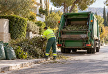 Κηφισιά: Πότε απομακρύνονται τα κηπαία και ποιες χρεώσεις ισχύουν Τακτοποιημένα κλαδιά και φύλλα δίπλα σε όχημα δημοτικής αποκομιδής σε πράσινη γειτονιά