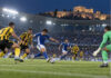 Κηφισιά–Άρης 1-2: Ήττα στο φινάλε με γκολ στο 89′ Φάση ποδοσφαιρικού αγώνα με παίκτες σε μπλε και κιτρινόμαυρες εμφανίσεις