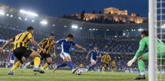 Κηφισιά–Άρης 1-2: Ήττα στο φινάλε με γκολ στο 89′ Φάση ποδοσφαιρικού αγώνα με παίκτες σε μπλε και κιτρινόμαυρες εμφανίσεις