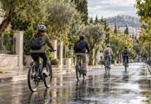 Κηφισιά: Η ποδηλατική σκυταλοδρομία COP31 πέρασε από την Πλατεία Αδαμών Ποδηλάτες κινούνται σε δενδροφυτεμένο αστικό δρόμο μετά τη βροχή