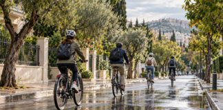 Κηφισιά: Η ποδηλατική σκυταλοδρομία COP31 πέρασε από την Πλατεία Αδαμών Ποδηλάτες κινούνται σε δενδροφυτεμένο αστικό δρόμο μετά τη βροχή