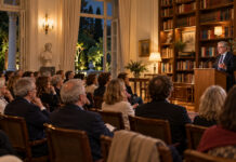 Κηφισιά: Το πρόγραμμα διαλέξεων του Ελεύθερου Πανεπιστημίου για τον Οκτώβριο Ακροατήριο παρακολουθεί διάλεξη σε κομψή αίθουσα ιστορικής δημοτικής βιβλιοθήκης