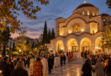 Κηφισιά: Το πρόγραμμα του πρώτου επίσημου εορτασμού του πολιούχου Βραδινή θρησκευτική πομπή μπροστά από φωτισμένο ορθόδοξο ναό