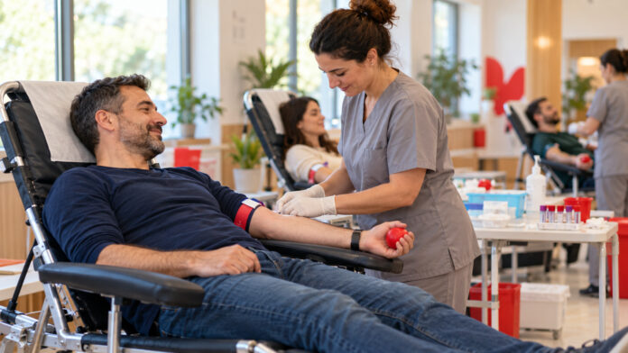 Εθελοντής αιμοδότης με επαγγελματία υγείας σε οργανωμένο χώρο αιμοδοσίας