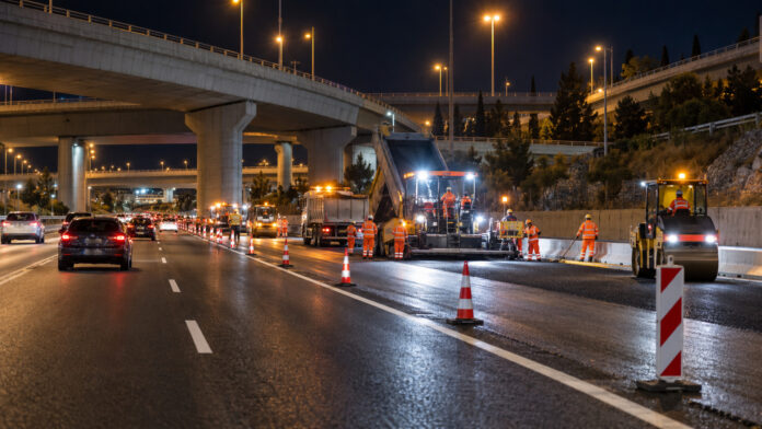 Νυχτερινές εργασίες οδοστρώματος με κώνους και ανοιχτές λωρίδες κυκλοφορίας σε μεγάλο αυτοκινητόδρομο