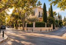 Κηφισιά: Μέτρα κατά της στάθμευσης στη συμβολή Κύπρου και Κιθαιρώνος Δεντροφυτεμένη αστική διασταύρωση στην Κηφισιά με ελεύθερο οπτικό πεδίο