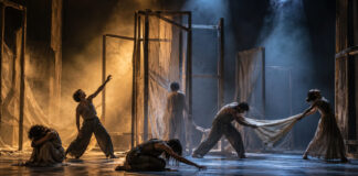 Κηφισιά: «Κυρίες και Κύριοι, από δω για τα αέρια» με ελεύθερη είσοδο Θεατρικό σύνολο σε σύγχρονη σκηνή με δραματικό φωτισμό και αφαιρετικά σκηνικά