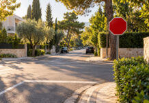 Κηφισιά: Δύο STOP για ασφαλέστερες διασταυρώσεις Κόκκινη πινακίδα STOP σε πράσινη κατοικημένη διασταύρωση της Κηφισιάς