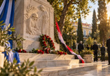 Κηφισιά: Τιμή στους 145 Έλληνες Αιγυπτιώτες πεσόντες του Β΄ Παγκοσμίου Πολέμου Μνημείο με κόκκινα τριαντάφυλλα σε τελετή ιστορικής μνήμης