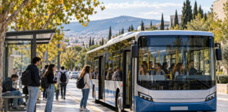 Κηφισιά: Από 15 Οκτωβρίου τα δωρεάν φοιτητικά δρομολόγια Σύγχρονο δημοτικό λεωφορείο μεταφέρει φοιτητές σε δενδροφυτεμένο δρόμο της Κηφισιάς
