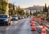 Λεωφόρος Αθηνών: Τμηματικός αποκλεισμός λωρίδας στις 10 και 11 Οκτωβρίου Οχήματα κινούνται δίπλα σε προσωρινά έργα και κώνους σε μεγάλη αστική λεωφόρο
