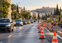 Λεωφόρος Αθηνών: Τμηματικός αποκλεισμός λωρίδας στις 10 και 11 Οκτωβρίου Οχήματα κινούνται δίπλα σε προσωρινά έργα και κώνους σε μεγάλη αστική λεωφόρο
