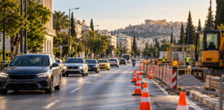 Λεωφόρος Αθηνών: Τμηματικός αποκλεισμός λωρίδας στις 10 και 11 Οκτωβρίου Οχήματα κινούνται δίπλα σε προσωρινά έργα και κώνους σε μεγάλη αστική λεωφόρο