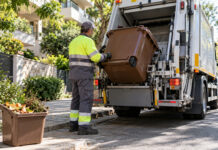 Λυκόβρυση–Πεύκη: Πάνω από 267 τόνοι βιοαποβλήτων σε εννέα μήνες Δημοτικός εργαζόμενος αδειάζει καφέ κάδο βιοαποβλήτων σε απορριμματοφόρο