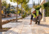 Λυκόβρυση–Πεύκη: Εισπράχθηκε πρόστιμο 37.000 ευρώ από τον ΔΕΔΔΗΕ Τεχνικός ελέγχει αποκατεστημένο πεζοδρόμιο μετά από εργασίες δικτύου